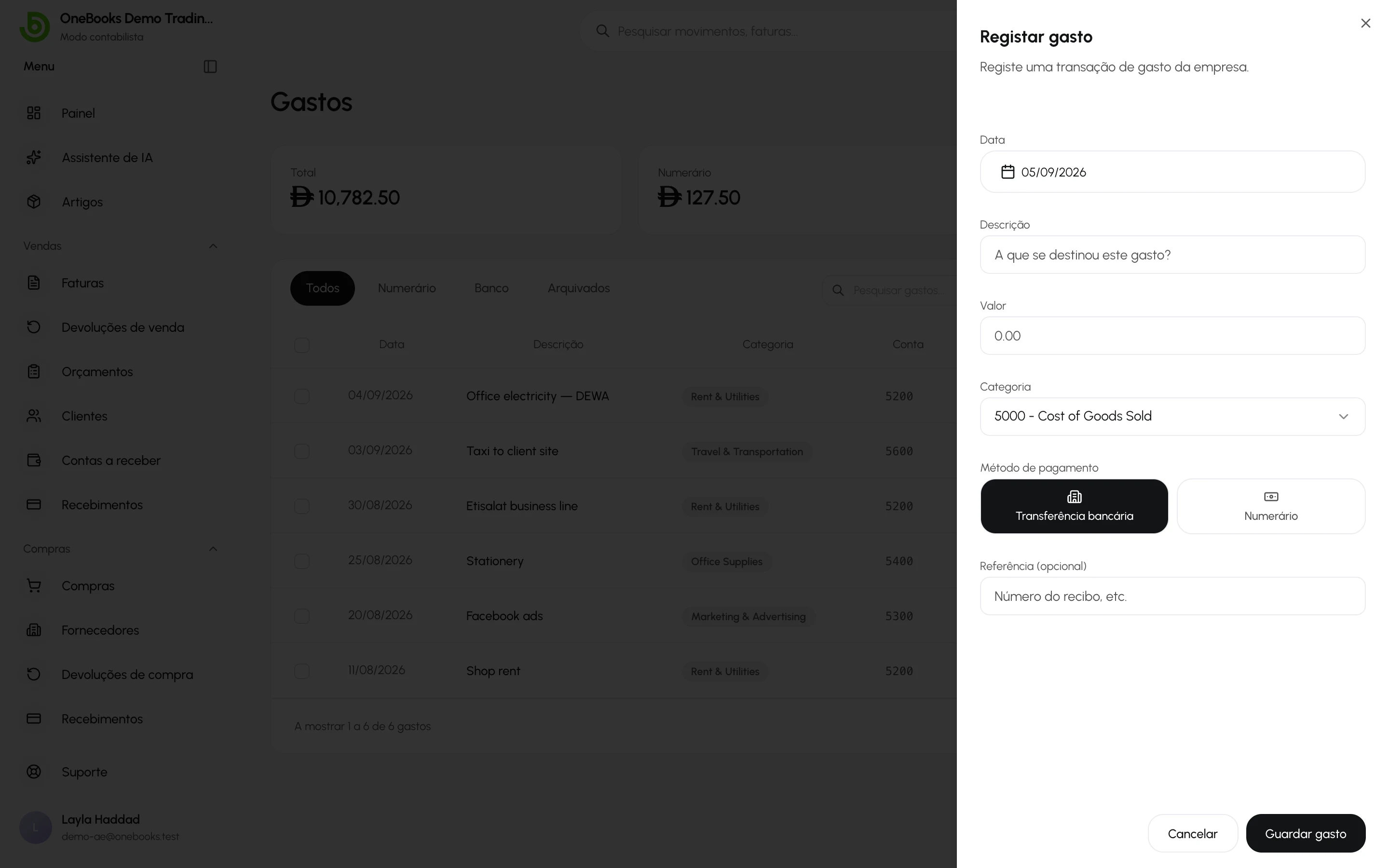 A janela Registar gasto com data, descrição, valor, categoria, método de pagamento e referência