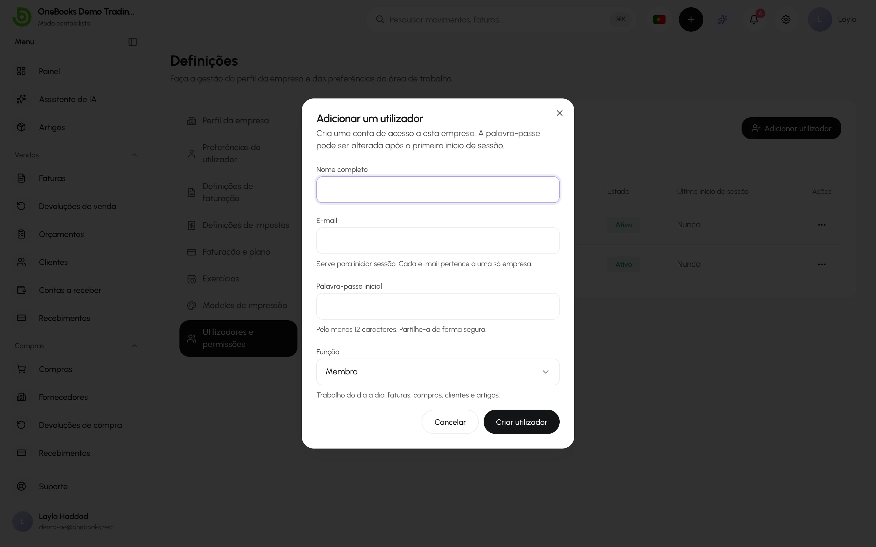 A caixa de diálogo Adicionar utilizador com nome, e-mail, palavra-passe e função